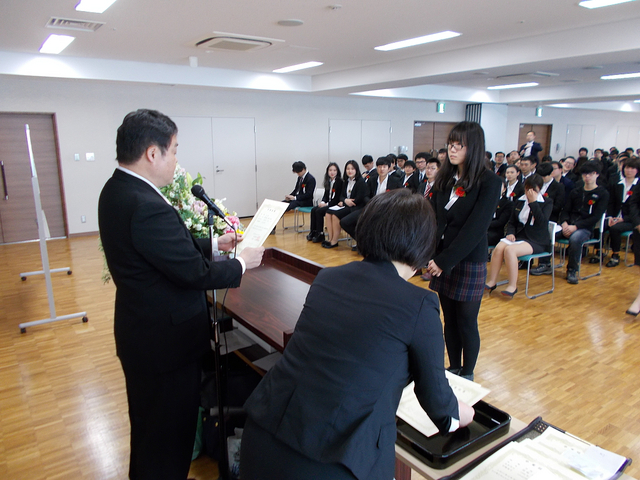 卒業証書授与。久保田校長が一人一人におめでとうと声をかけてくれました。
