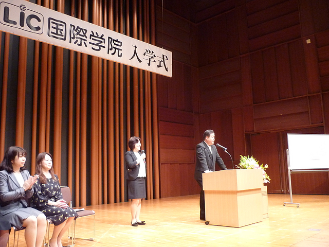 久保田校長による式辞。家族を思う気持ちと留学する意味を述べられました。
