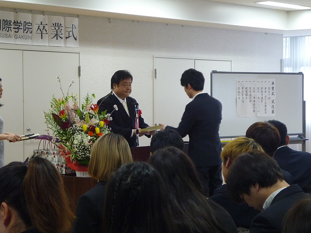 久保田校長が一人一人証書を手渡していきます。
