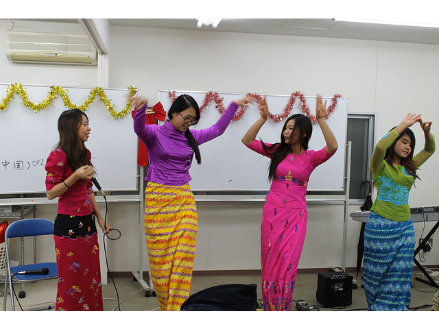 ミャンマーの学生たちが民族衣裳を披露し素敵な歌・ダンスをお披露目しました。

