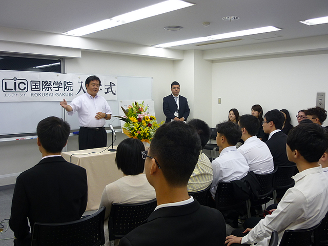 久保田校長の入学許可と祝辞を述べられました。日本に来て留学生として評価されるのは出席率なので、頑張って出席するように学生たちに伝えていました。
