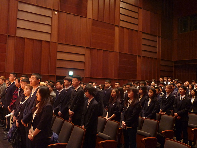 新入生たちは緊張した面持ちで久保田校長により名前を呼ばれ、LIC国際学院の一員として入学許可を受けます。
