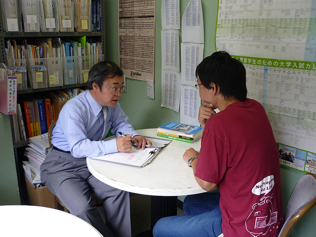 今まで多くの学生を送りだしてきた経験の多い先生が進路を担当しています