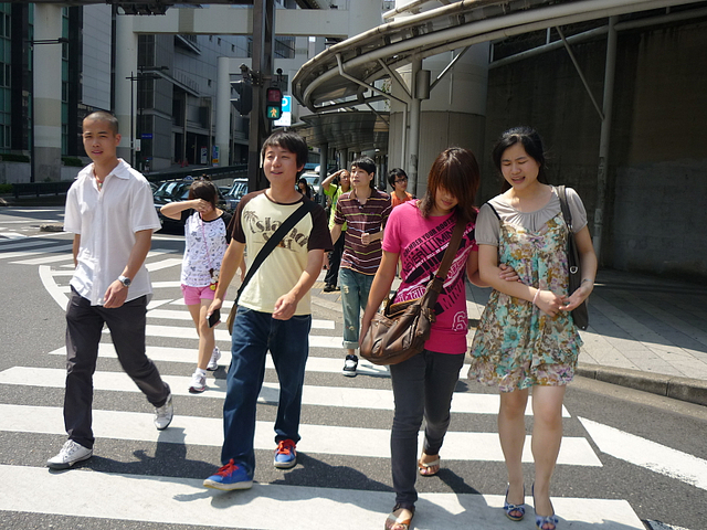We walked from Chiba Station to the venue.
They walked around while talking about which university they should get information from.